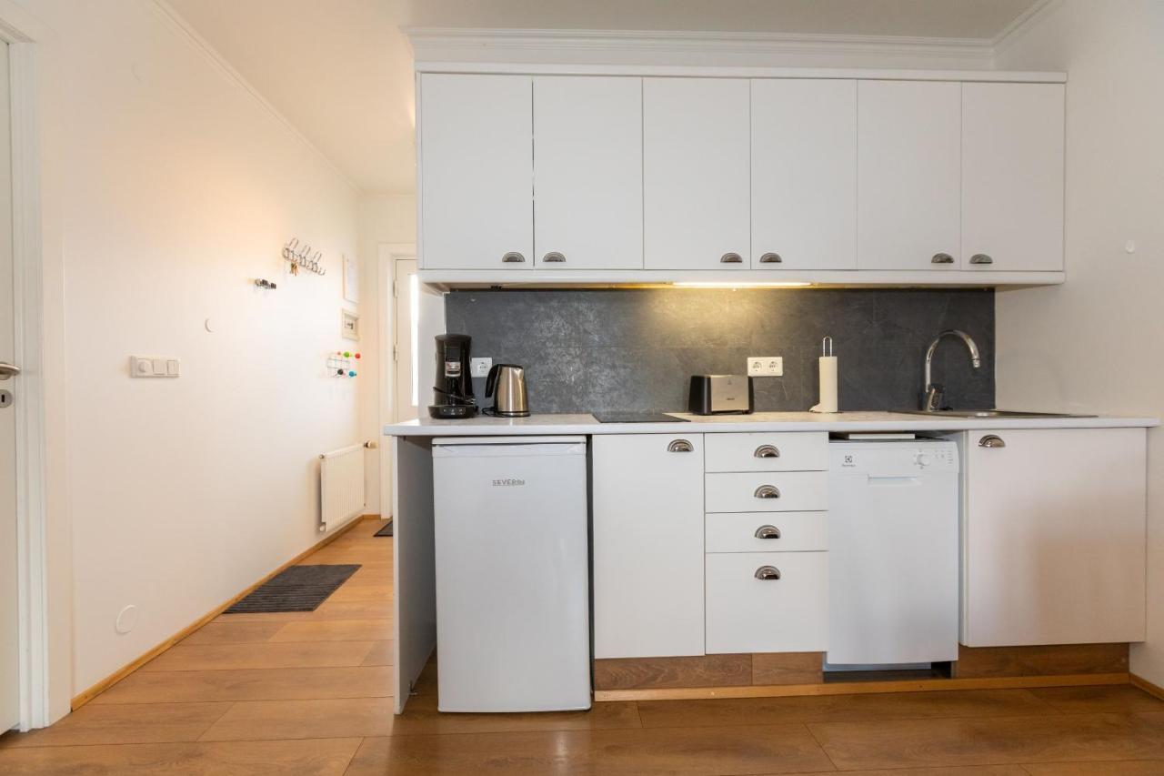 Central Apartment With Two Bedrooms And Balcony- Strandgata 9 Akureyri Buitenkant foto